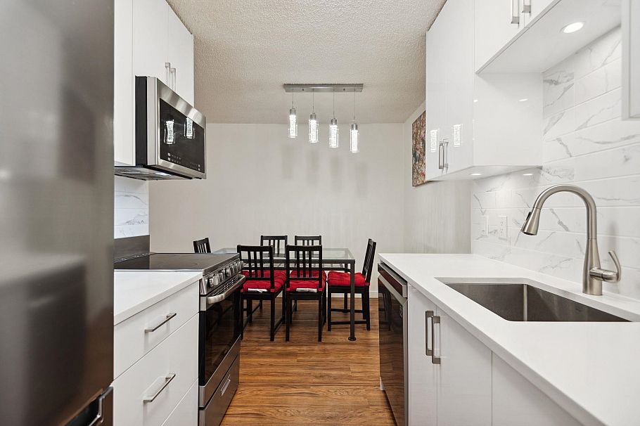 519 2012 Fullerton Avenue North Vancouver, BC - 2