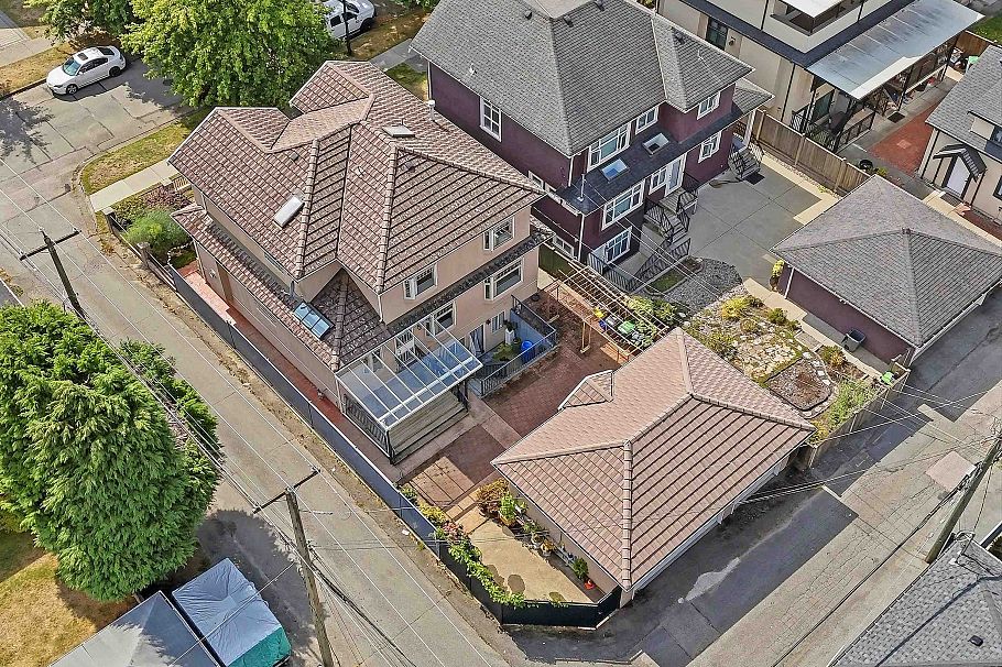 2763 E 53rd Avenue Vancouver, BC - 38