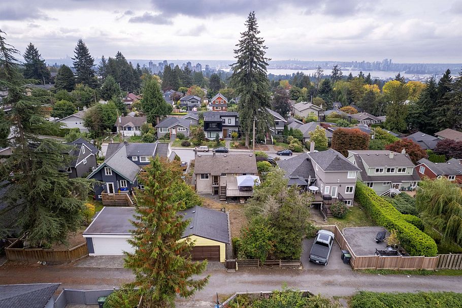 234 W St. James Road North Vancouver, BC - 37