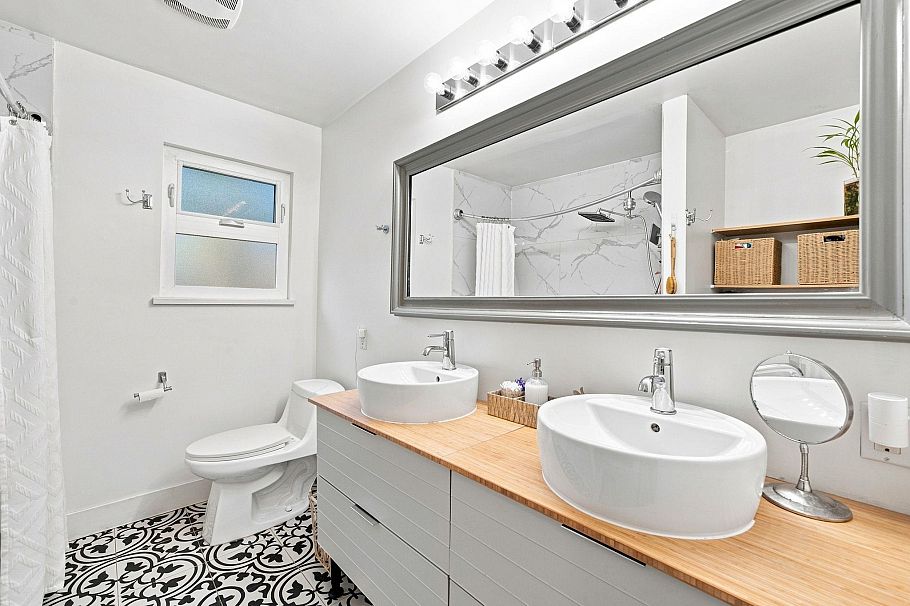 300 E 25th Street North Vancouver, BC - 13