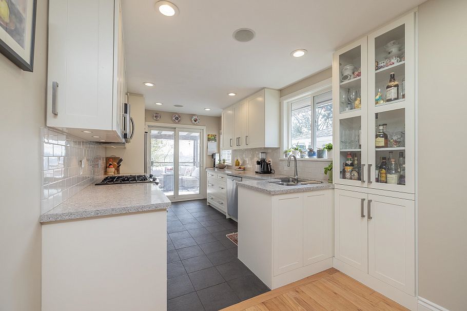 1119 Cloverley Street North Vancouver, BC - 11