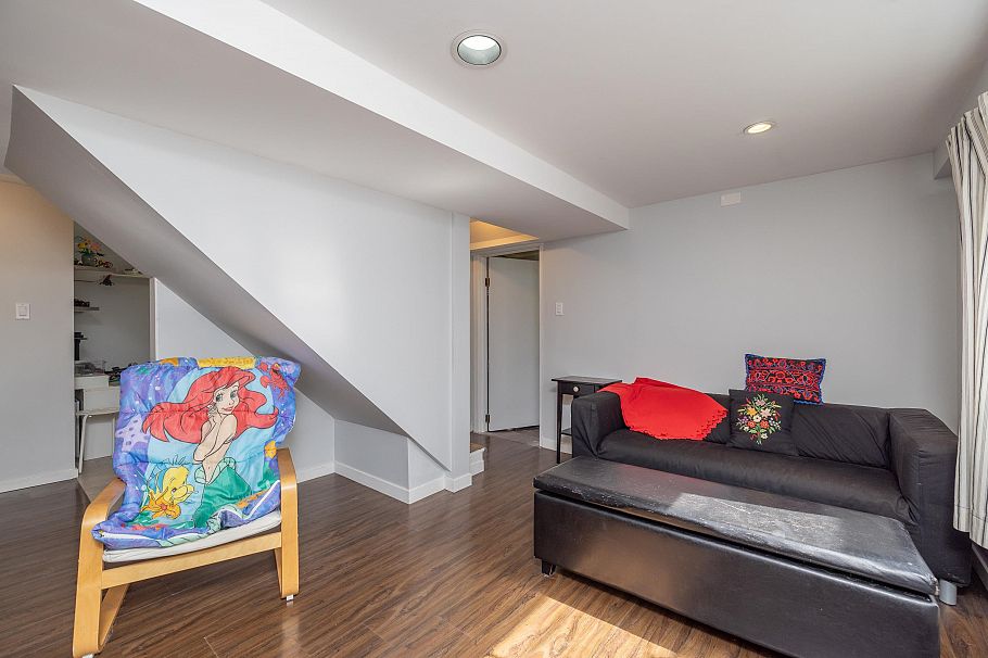 1119 Cloverley Street North Vancouver, BC - 25