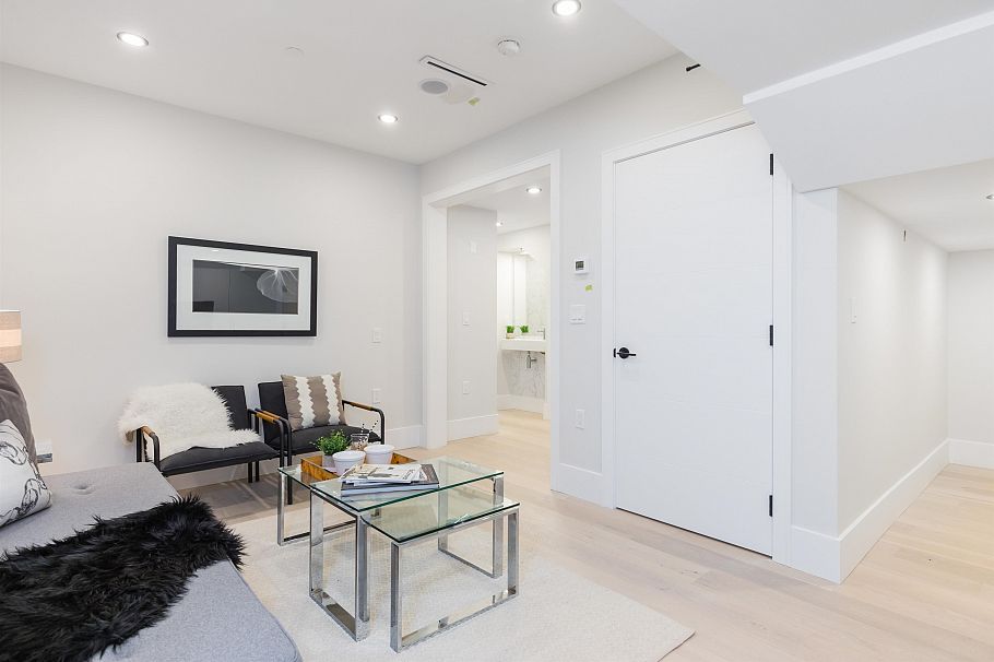2 1152 Comox Street Vancouver, BC - 24