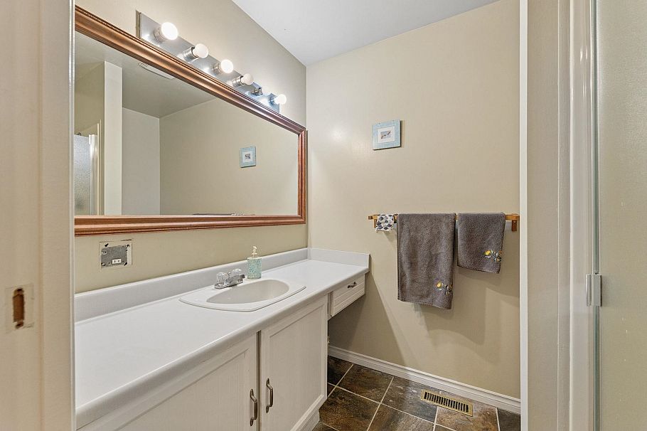 834 Hendecourt Road North Vancouver, BC - 16