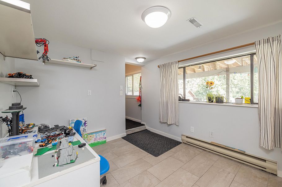1119 Cloverley Street North Vancouver, BC - 28