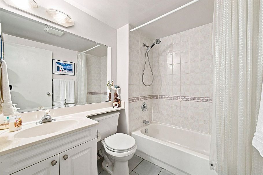 300 E 25th Street North Vancouver, BC - 21