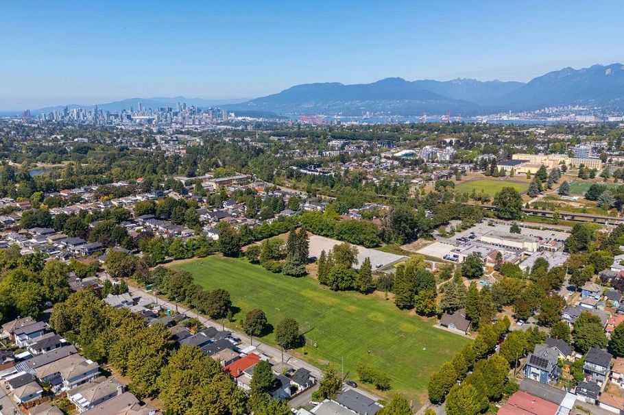 2598 E 16th Avenue Vancouver, BC - 38