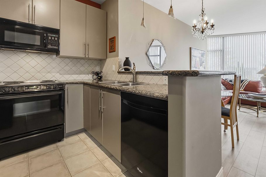 405 160 E 13th Street North Vancouver, BC - 10