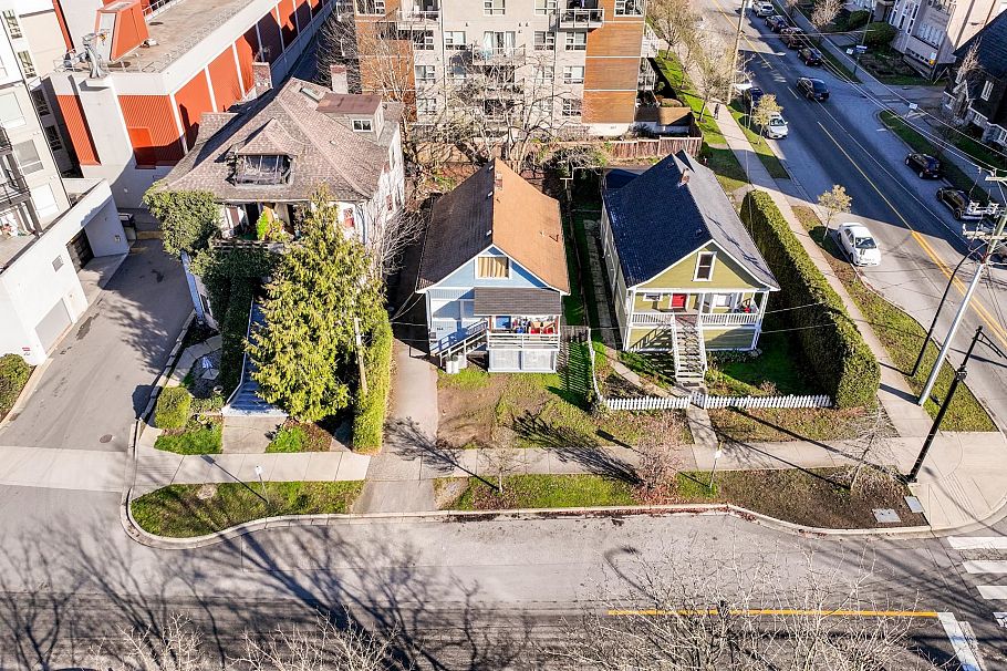 164 E 10th Street North Vancouver, BC - 2