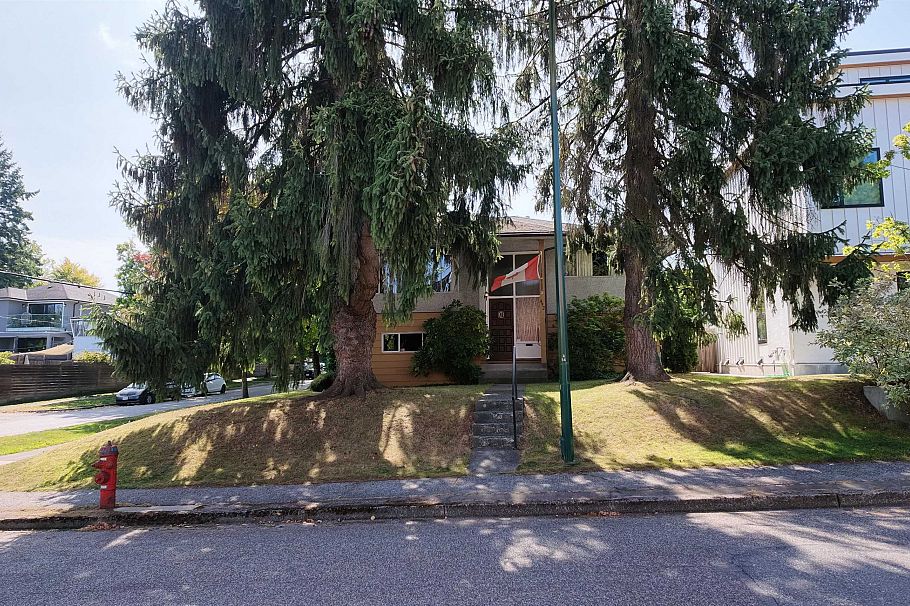 492 Aubrey Place Vancouver, BC - 2
