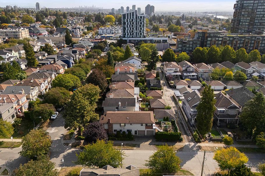 1594 W 68th Avenue Vancouver, BC - 3