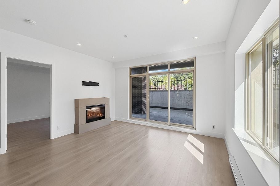 204 1273 Marine Drive North Vancouver, BC - 2