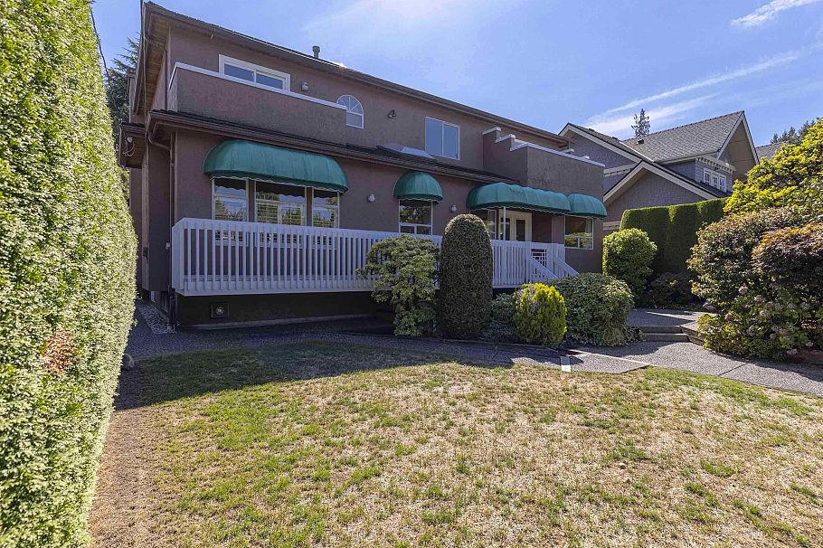 2677 W 34th Avenue Vancouver, BC - 32