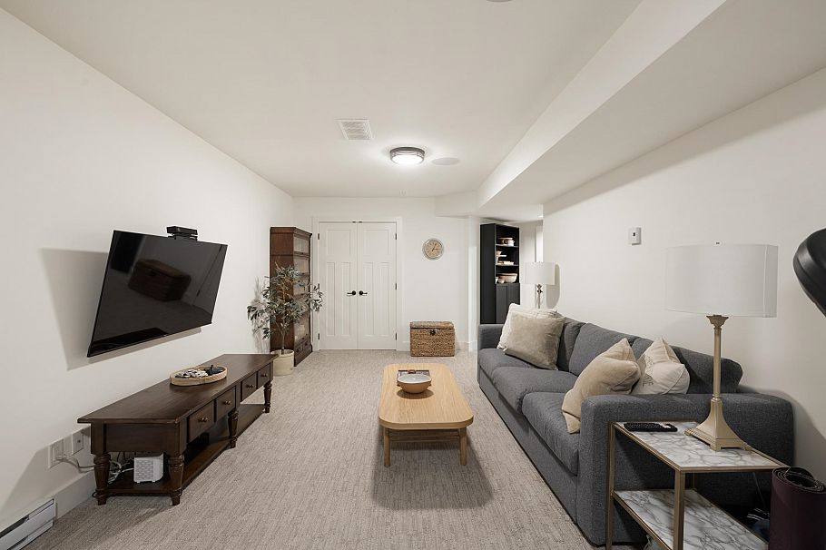3558 Everglade Place North Vancouver, BC - 35