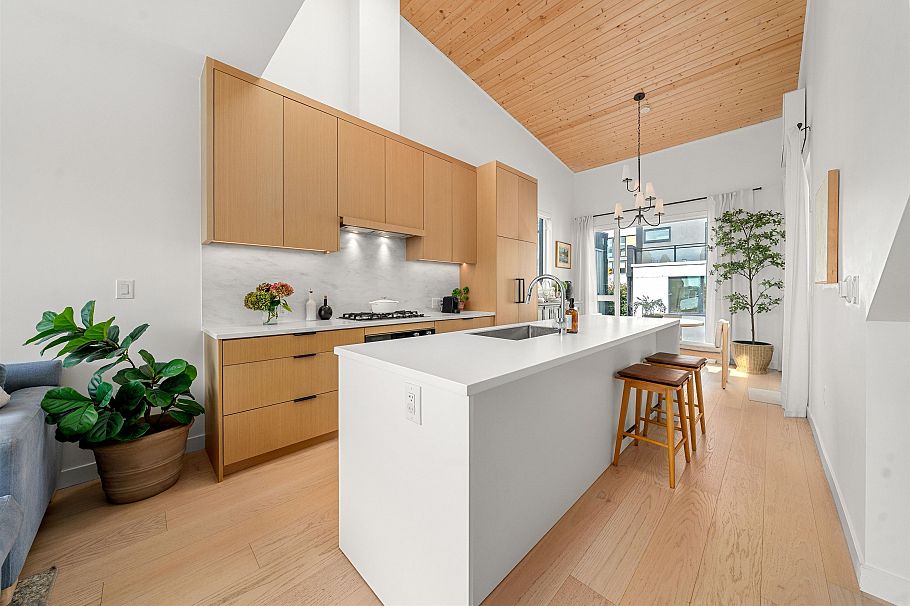 224 650 E 2nd Street North Vancouver, BC - 1