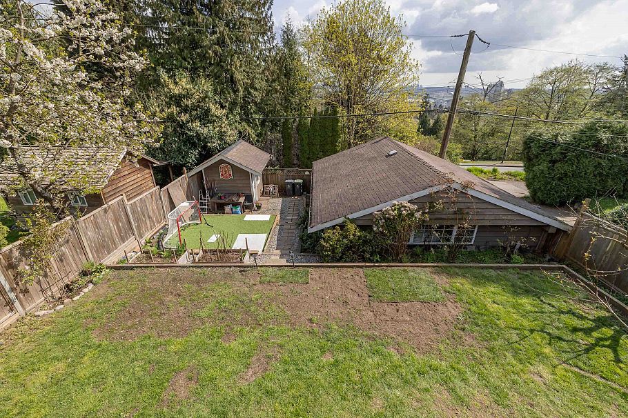 1119 Cloverley Street North Vancouver, BC - 21
