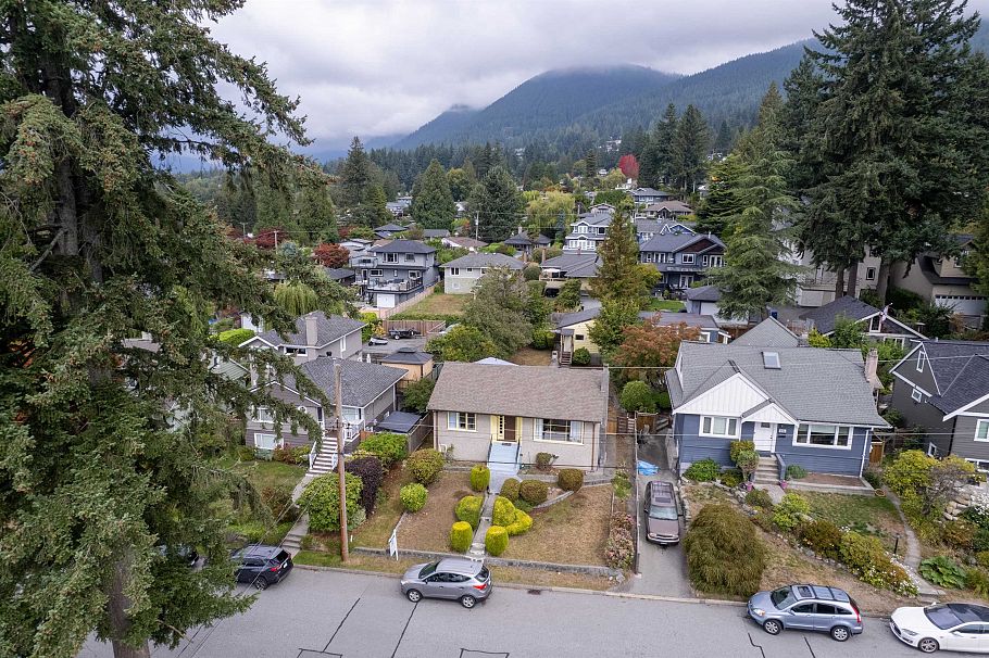 234 W St. James Road North Vancouver, BC - 31