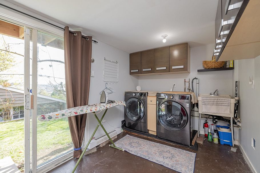 1119 Cloverley Street North Vancouver, BC - 34
