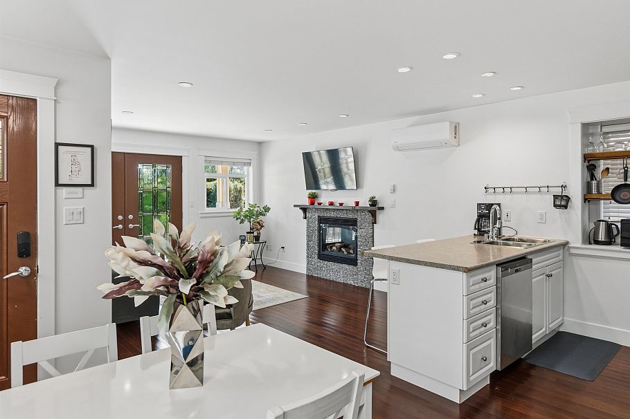 318 W 18th Street North Vancouver, BC - 30