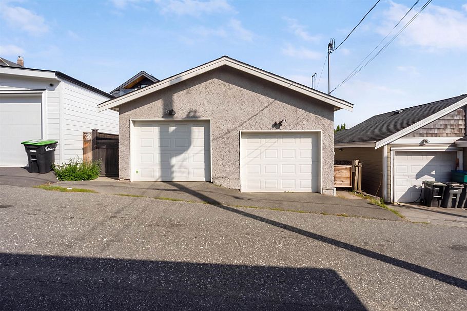 1382 E 17th Avenue Vancouver, BC - 8