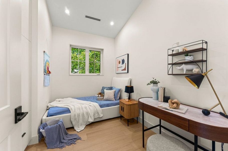 2598 E 16th Avenue Vancouver, BC - 17