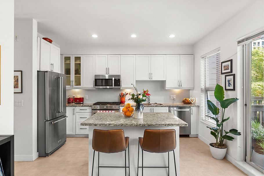 3 307 E 15th Street North Vancouver, BC - 4