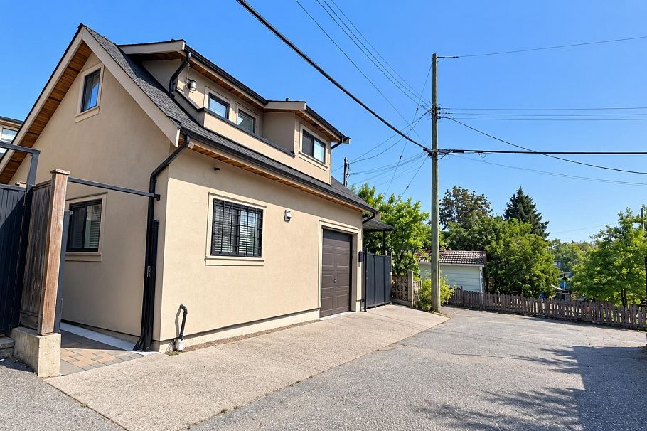 426 E 63 Avenue Vancouver, BC - 4