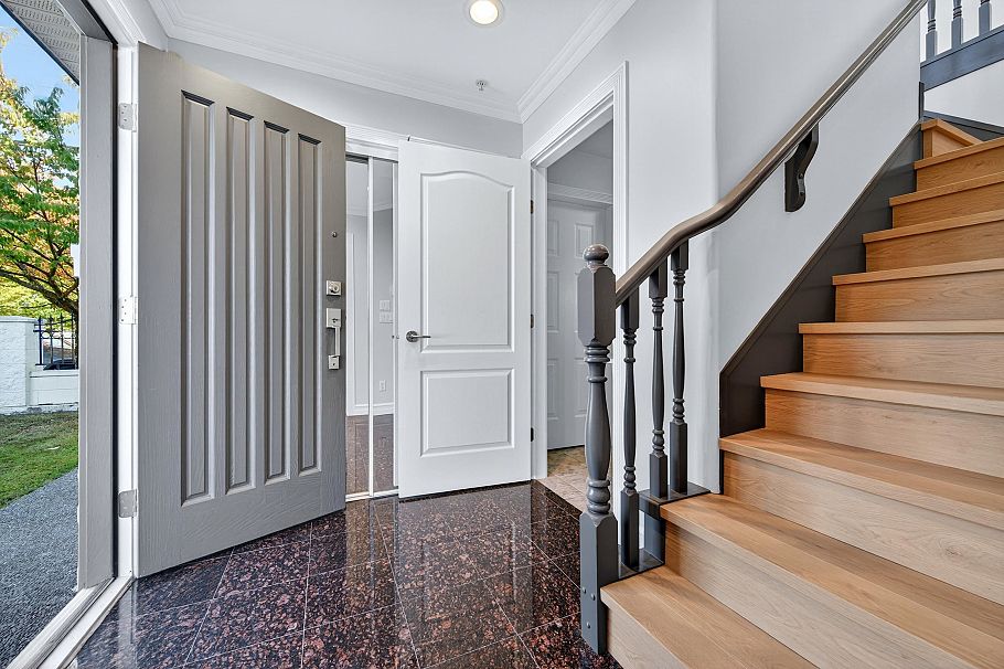 392 E 63rd Avenue Vancouver, BC - 3