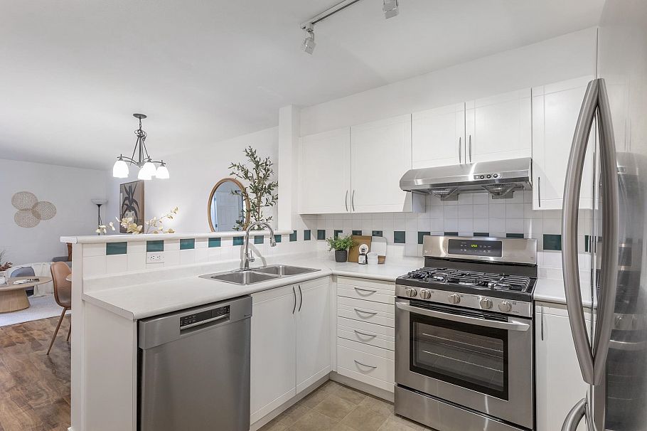 104 688 E 16th Avenue Vancouver, BC - 9