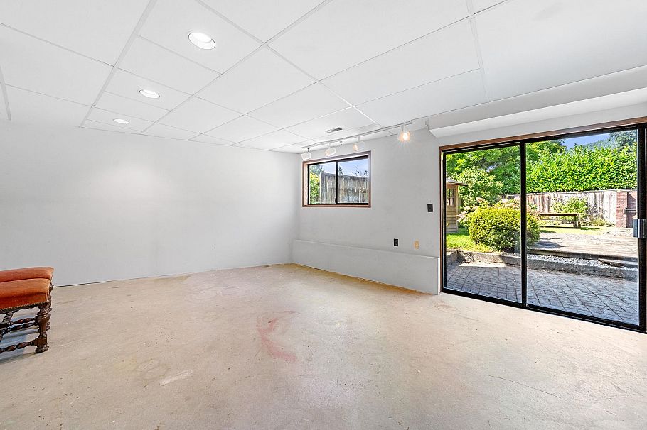 3833 Lynn Valley Road North Vancouver, BC - 30
