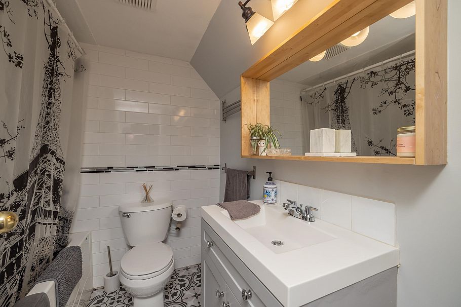1119 Cloverley Street North Vancouver, BC - 33