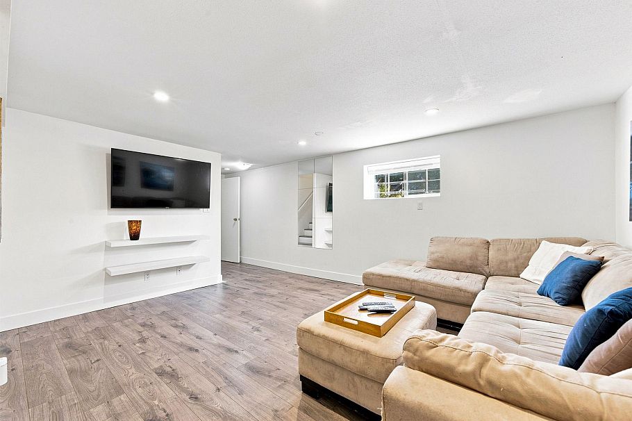 300 E 25th Street North Vancouver, BC - 20
