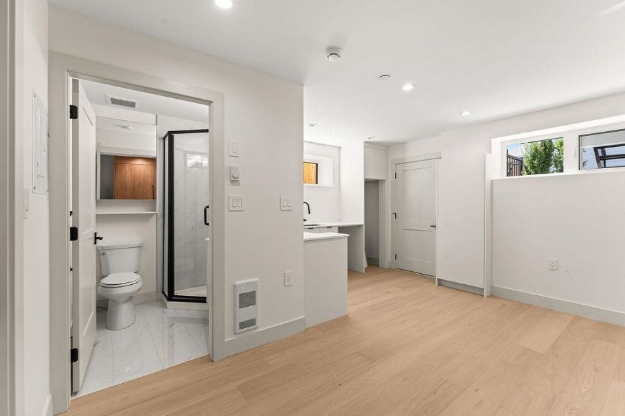 2598 E 16th Avenue Vancouver, BC - 27