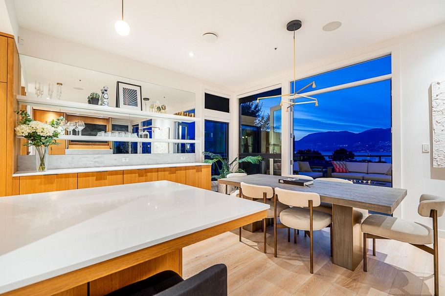 2445 W 1st Avenue Vancouver, BC - 9