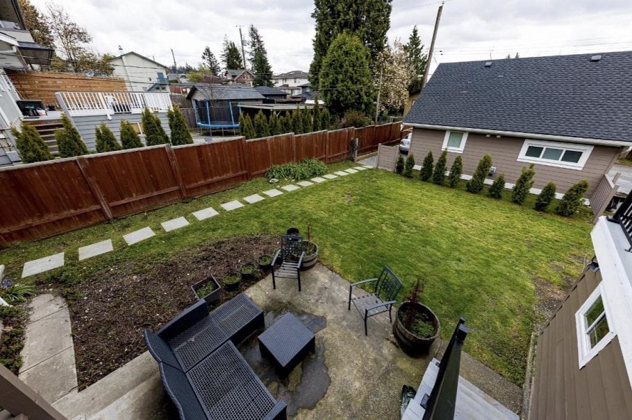 235 W 27th Street North Vancouver, BC - 2