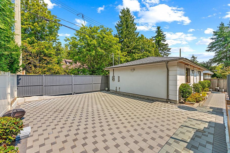 2867 W 44th Avenue Vancouver, BC - 35