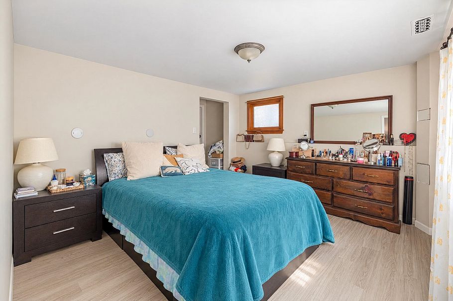 430 W Kings Road North Vancouver, BC - 14