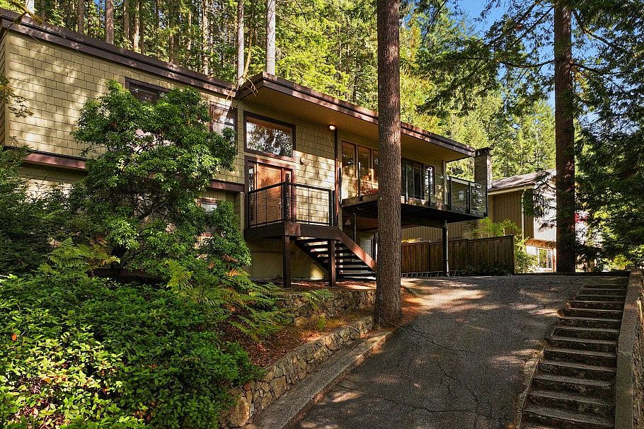 2344 Hyannis Drive North Vancouver, BC - 1