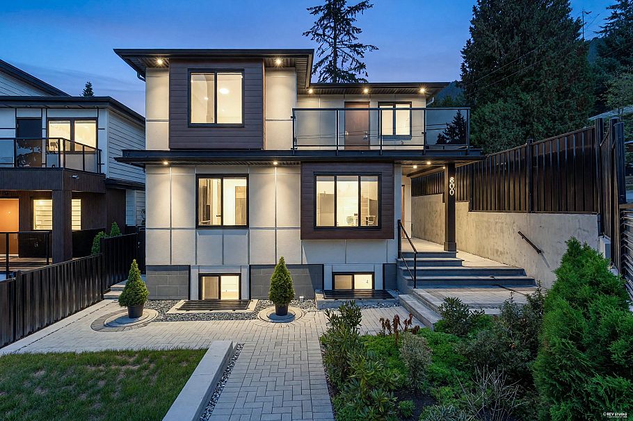 800 Montroyal Boulevard North Vancouver, BC - 1