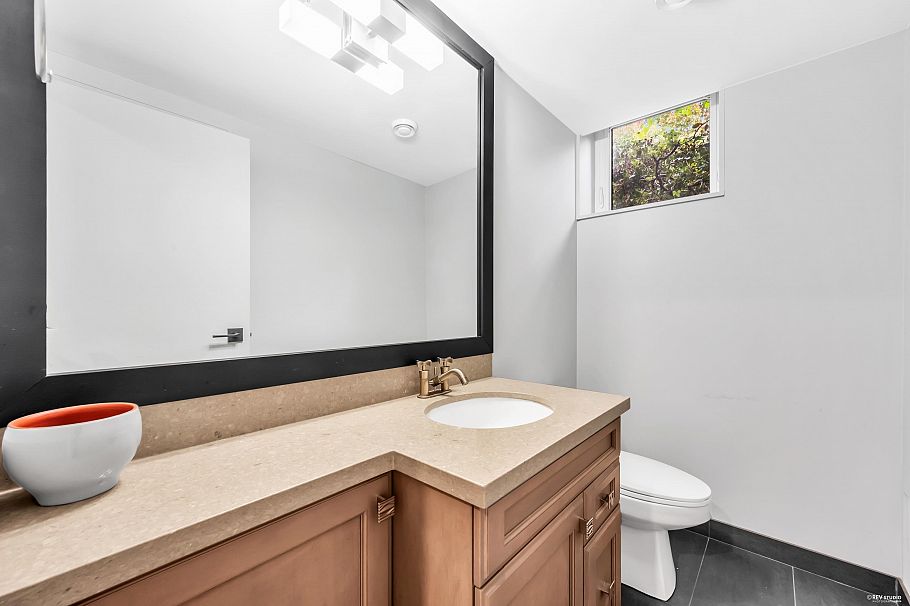 1112 W 38th Avenue Vancouver, BC - 31