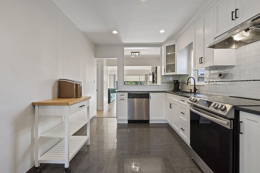 4136 Skeena Street Vancouver, BC - 2