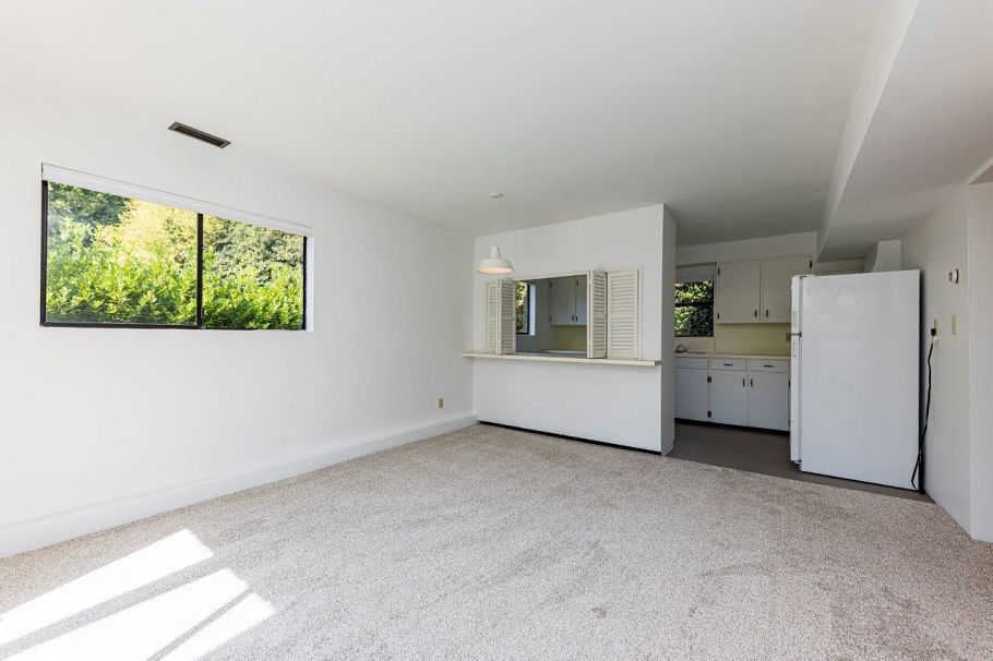 350 E Windsor Road North Vancouver, BC - 32