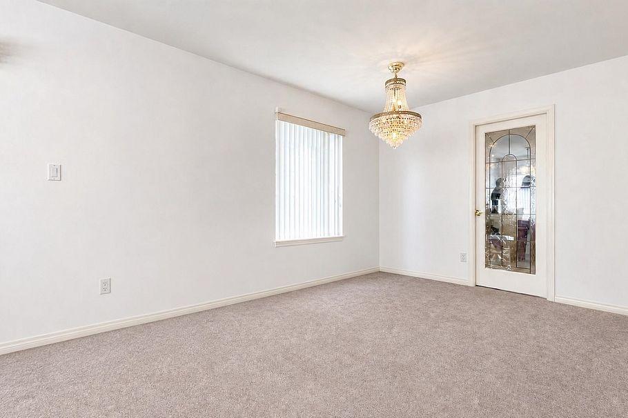 3211 Queens Avenue Vancouver, BC - 4