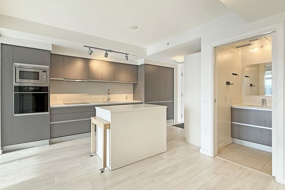 1211 180 E 2nd Avenue Vancouver, BC - 2