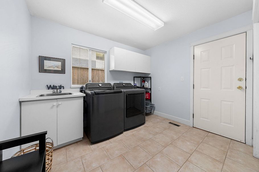 1617 Emerson Court North Vancouver, BC - 33