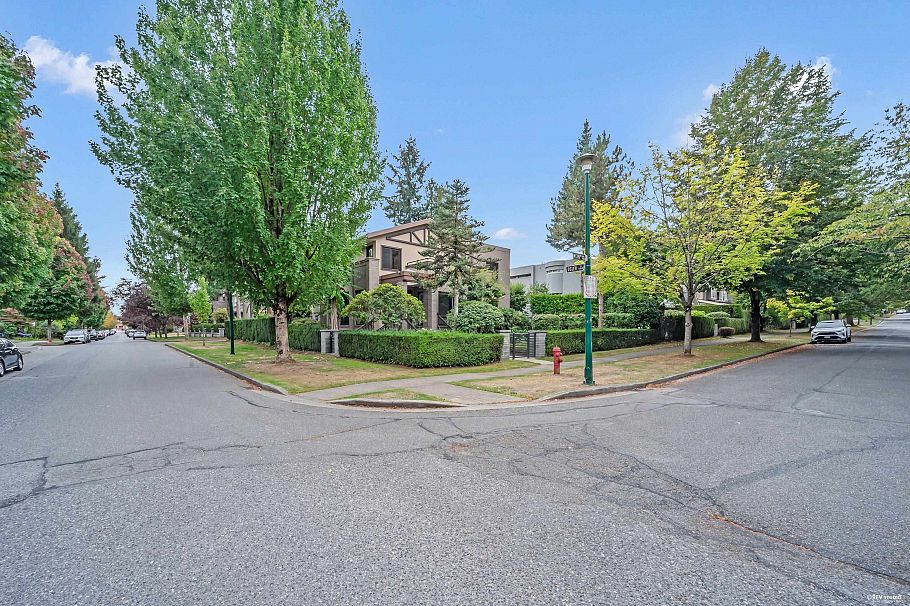 1112 W 38th Avenue Vancouver, BC - 40