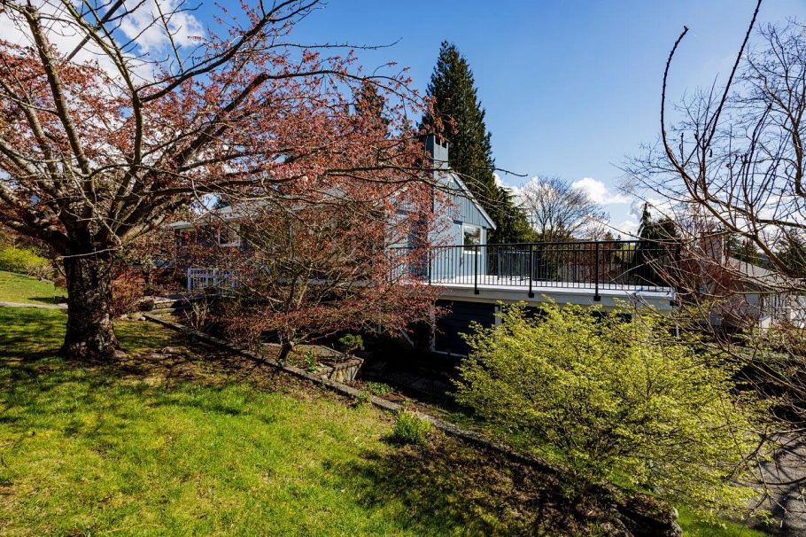 2094 Viewlynn Drive North Vancouver, BC - 38