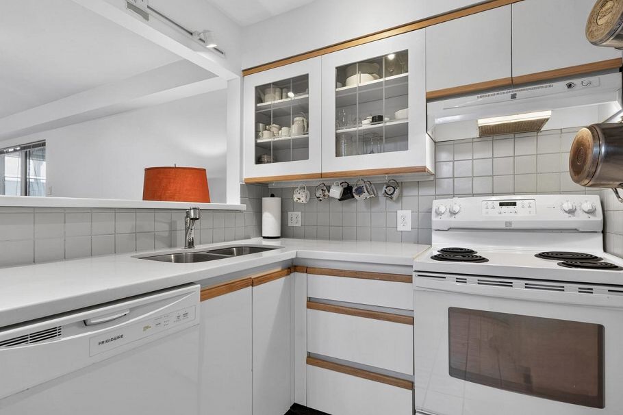 2175 W 3rd Avenue Vancouver, BC - 9