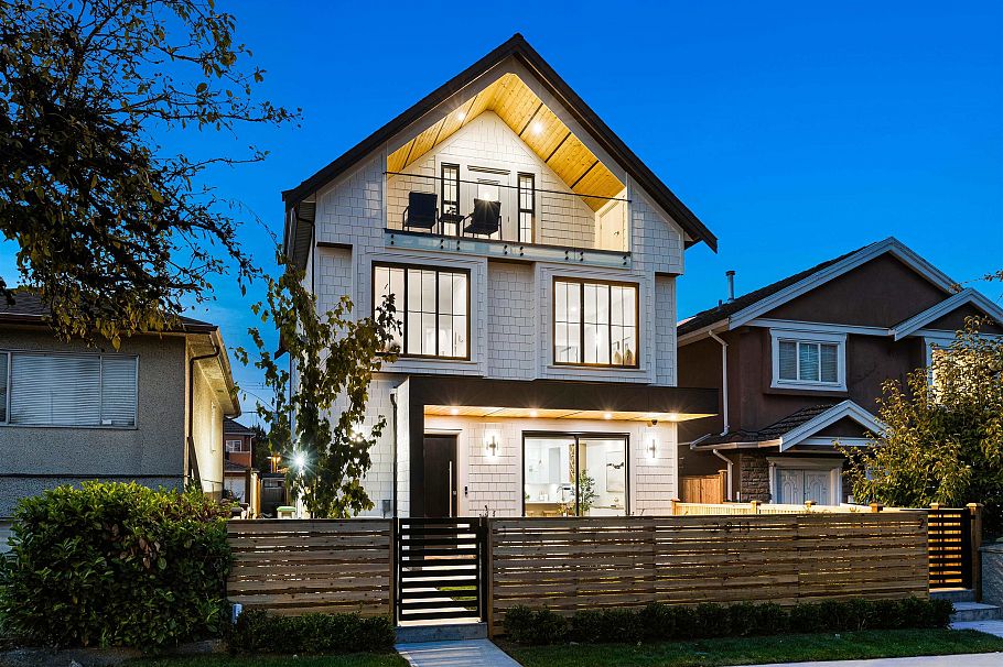 1 2211 Mannering Avenue Vancouver, BC - 2