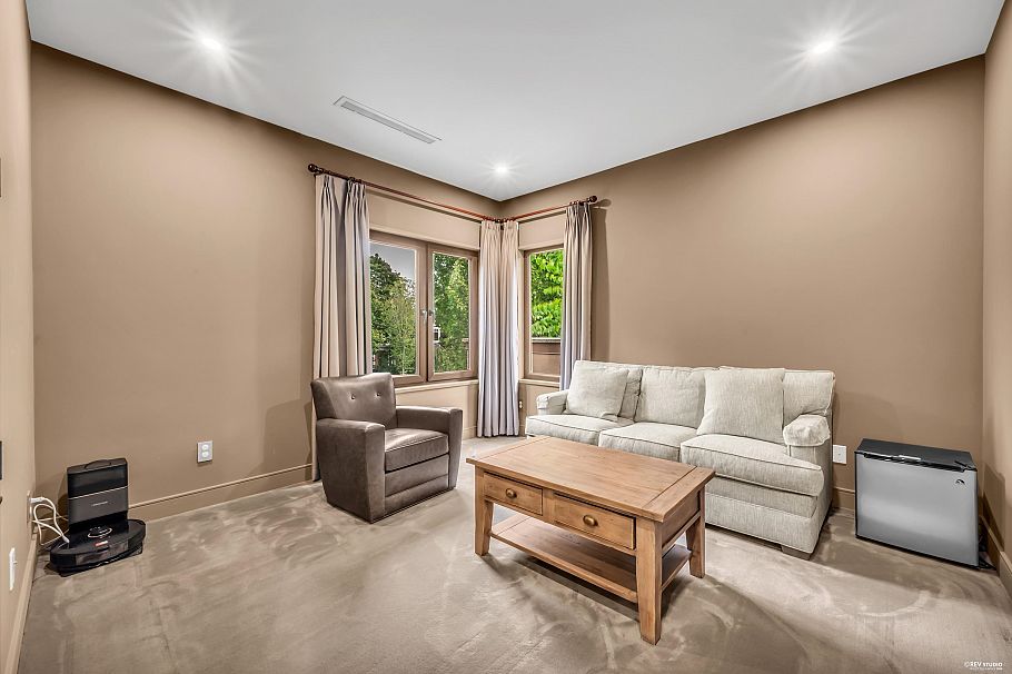 1112 W 38th Avenue Vancouver, BC - 26